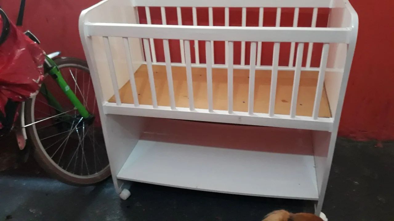 Berço de madeira branco para bebê
