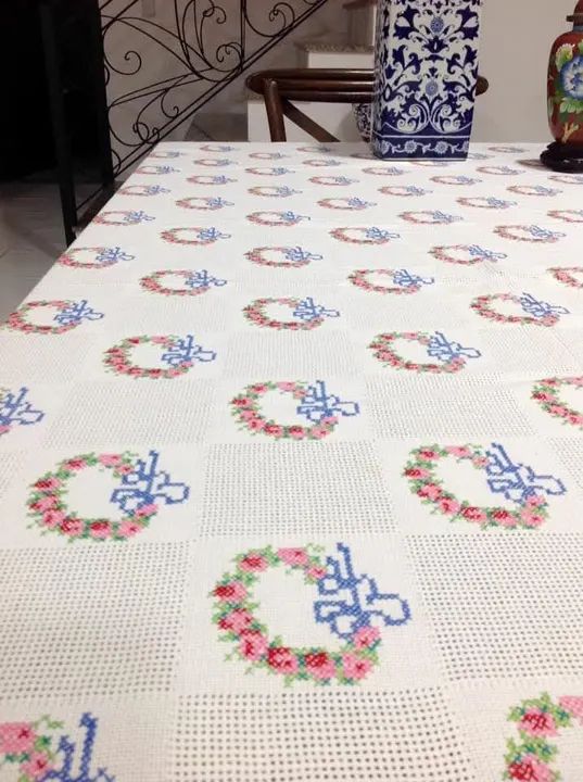 Linda Toalha de Mesa Bordada ponto cruz  - Foto 5