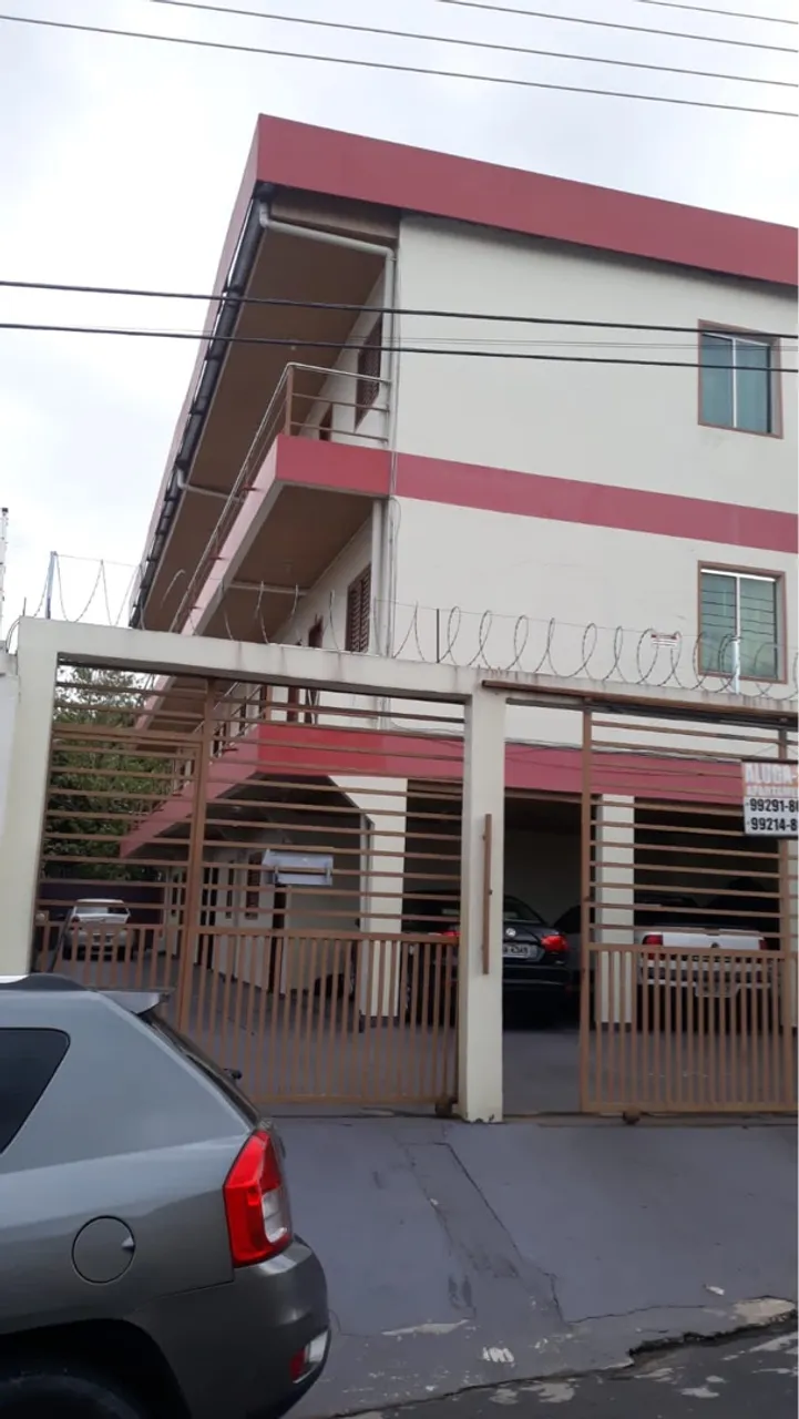 Alugo apartamento com vaga de garagem ambiente familiar.
