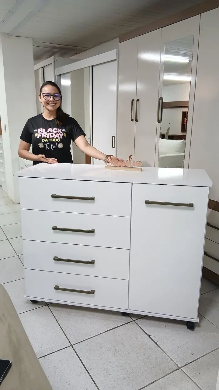 CÔMODA COM 4 COM 1 PORTA LATERAL E RODINHAS 