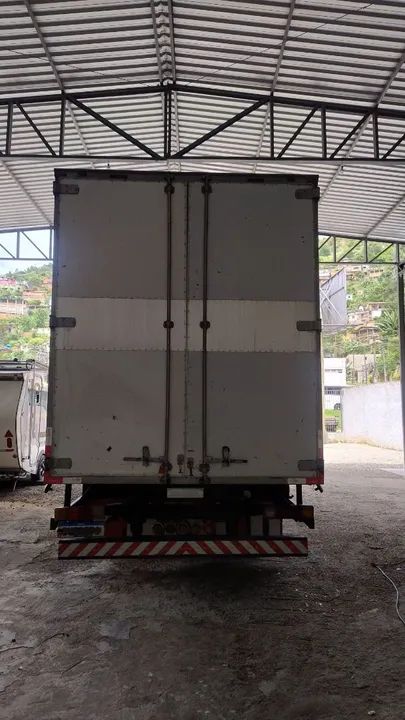 Caminhão Mercedes-Benz 710 Baú 5,50 comp., 2,65 altura, 2,28 largura - Foto 2