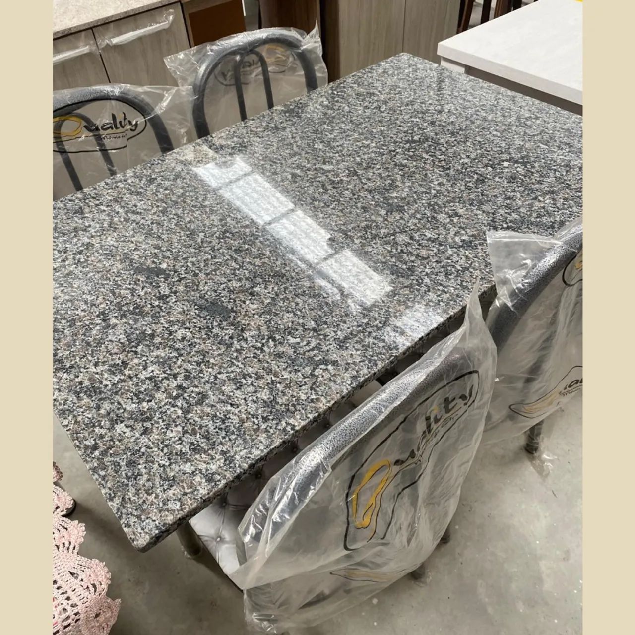 Mesa de jantar com tampo de granito - entrego 