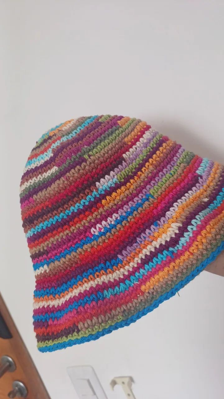 Chapéu de crochê colorido estilo da marca MIU MIU - Foto 2