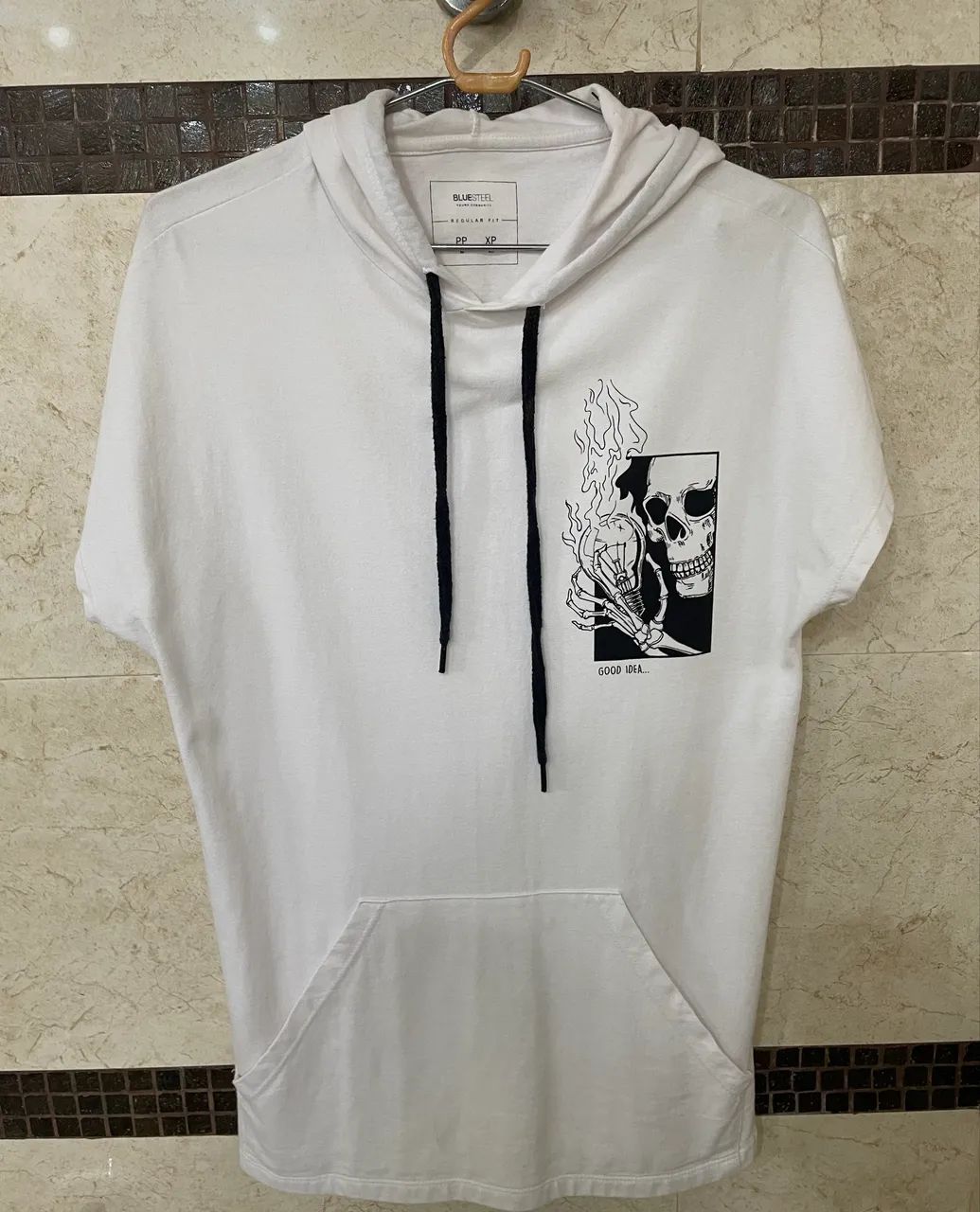 Camiseta branca com capuz