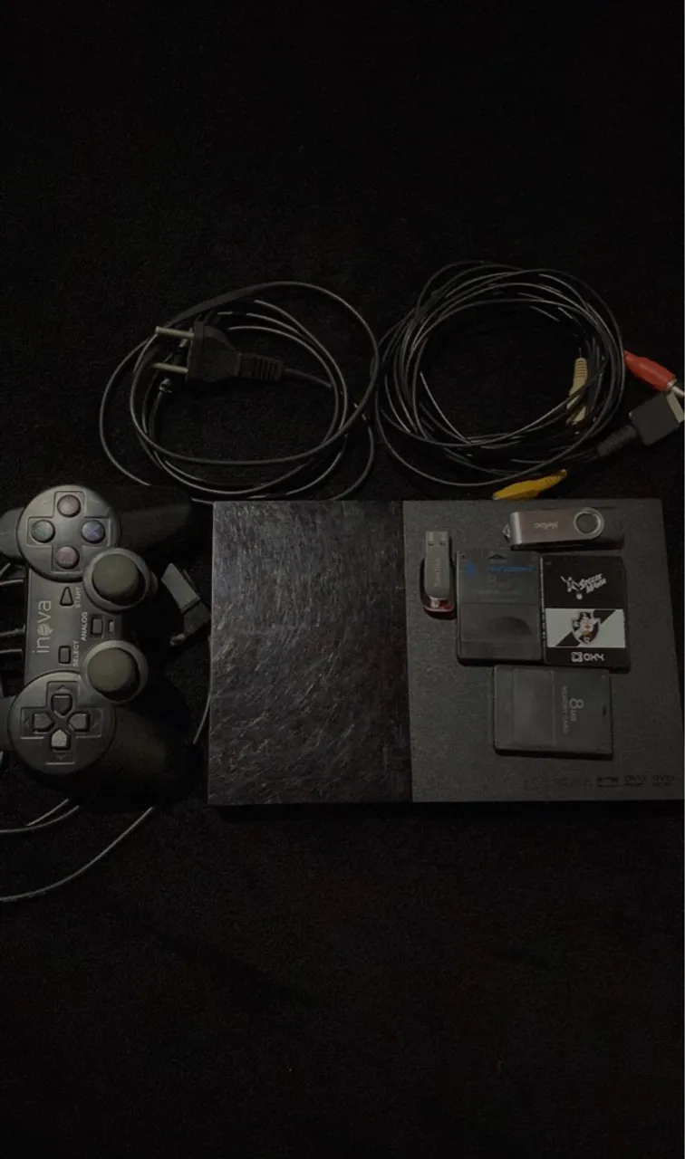 PlayStation 2 com controle, cabos e acessórios. Rodando jogos direto do pendrive.