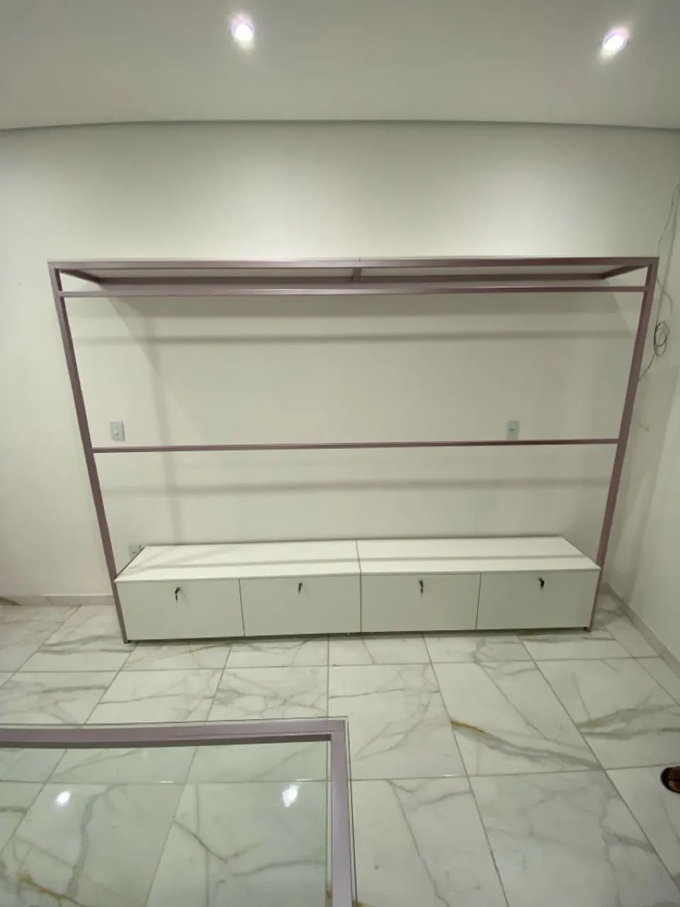 Arara de roupas com gaveteiro
