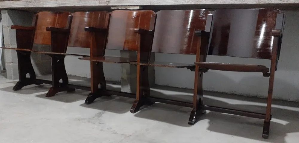Antiga cadeira longarina de cinema CIMO