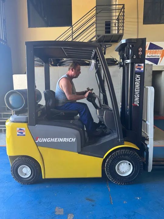 Empilhadeira Jungheinrich 2017 triplex 6 mil horas