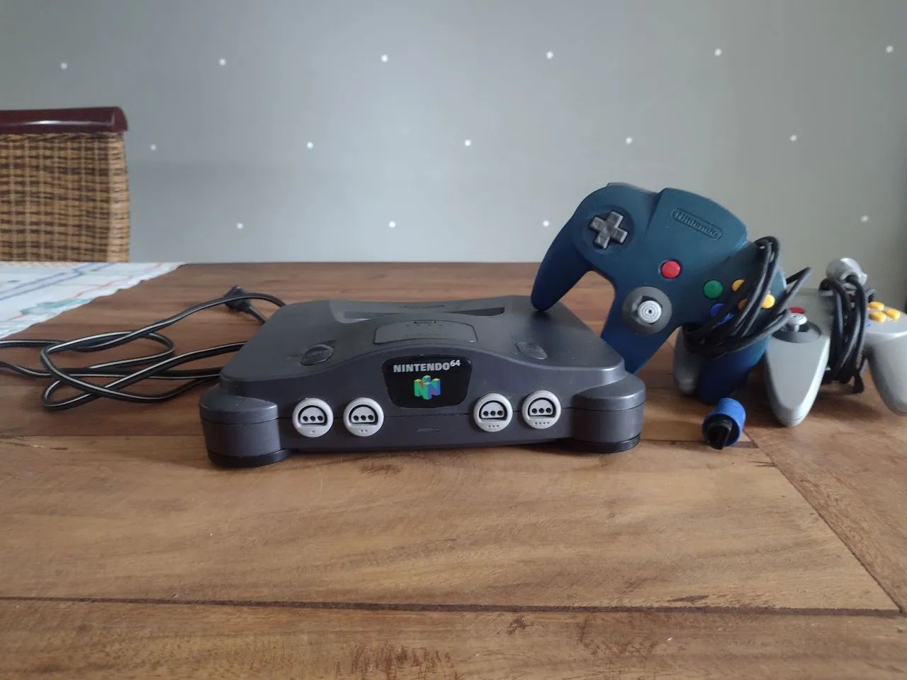 Nintendo 64 com dois controles