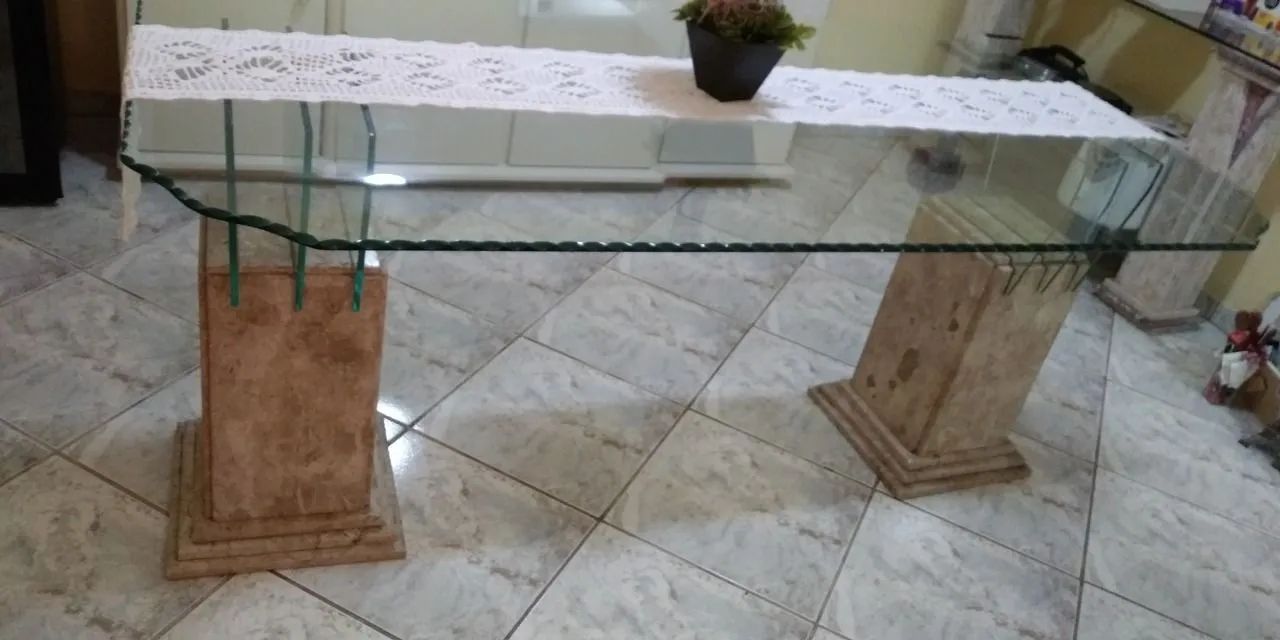 Mesa de centro de vidro com base em mármore