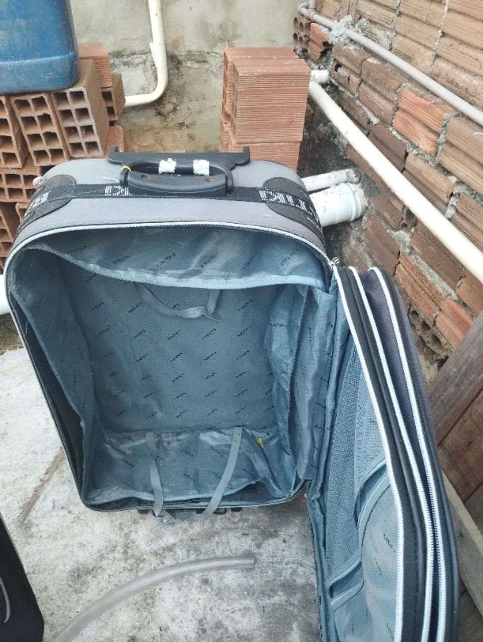 2 malas uma grande da Bagagio e outra média Batiki ideal para quem vai viajar 