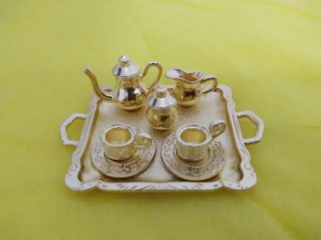 conjunto de chá dourado para casa da barbie