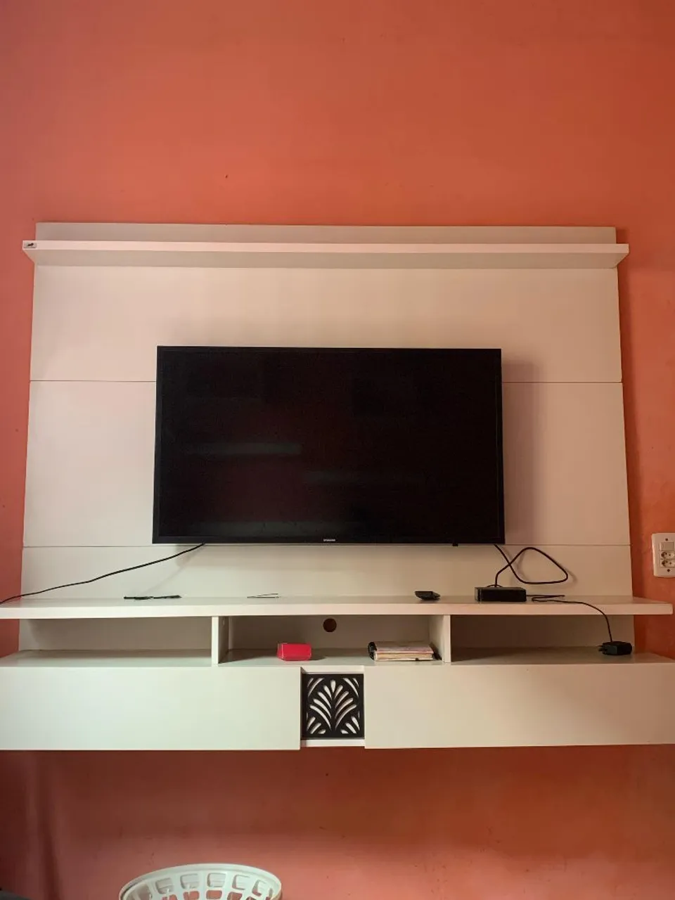 Painel de TV Suspenso Branco com Prateleiras
