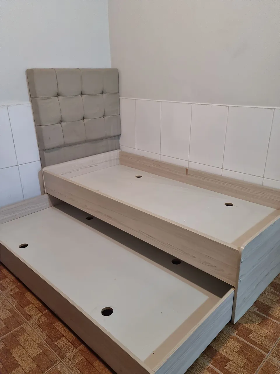 Cama auxiliar com cabeceira estofada