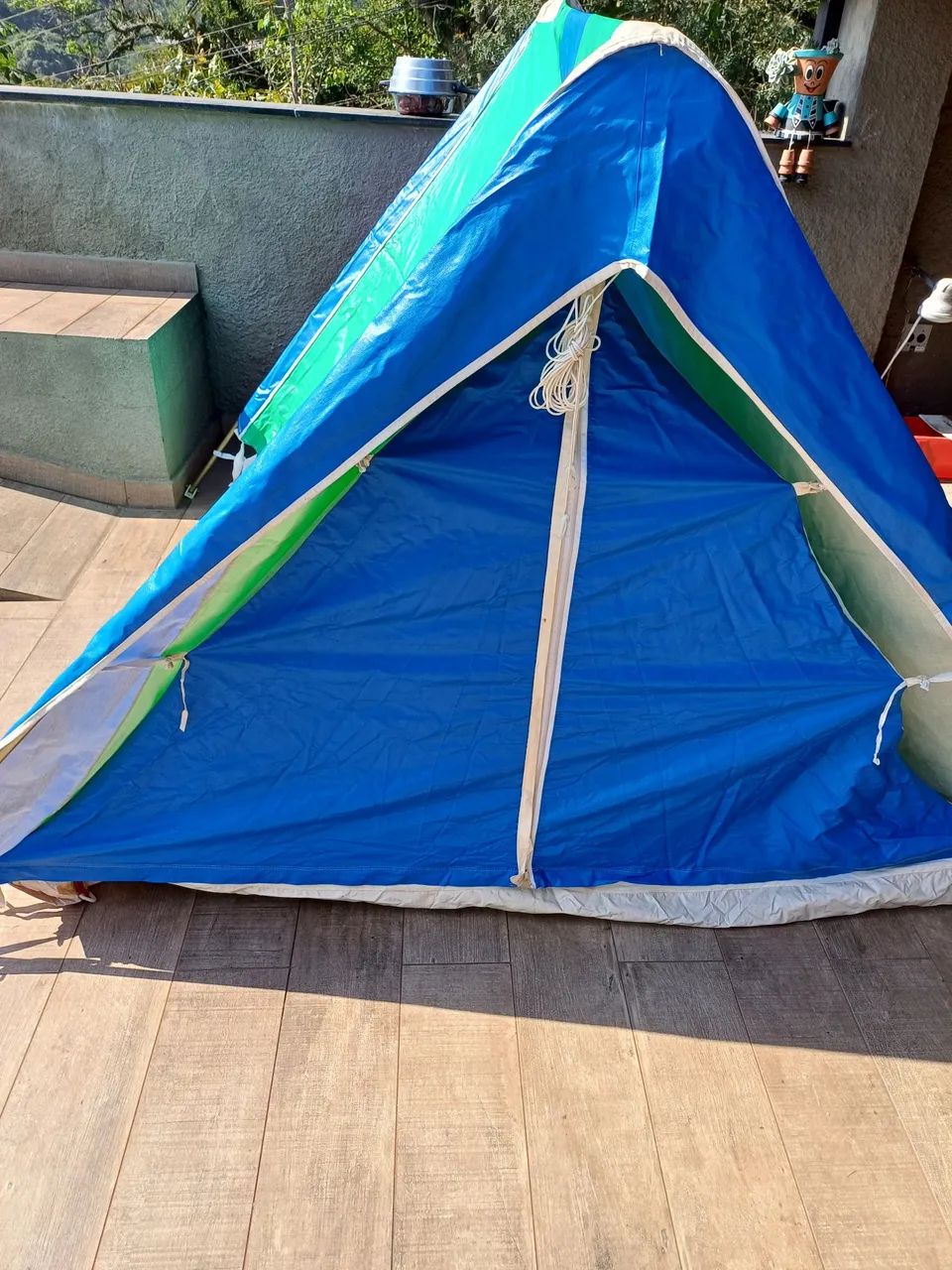 Barraca de acampamento azul e verde