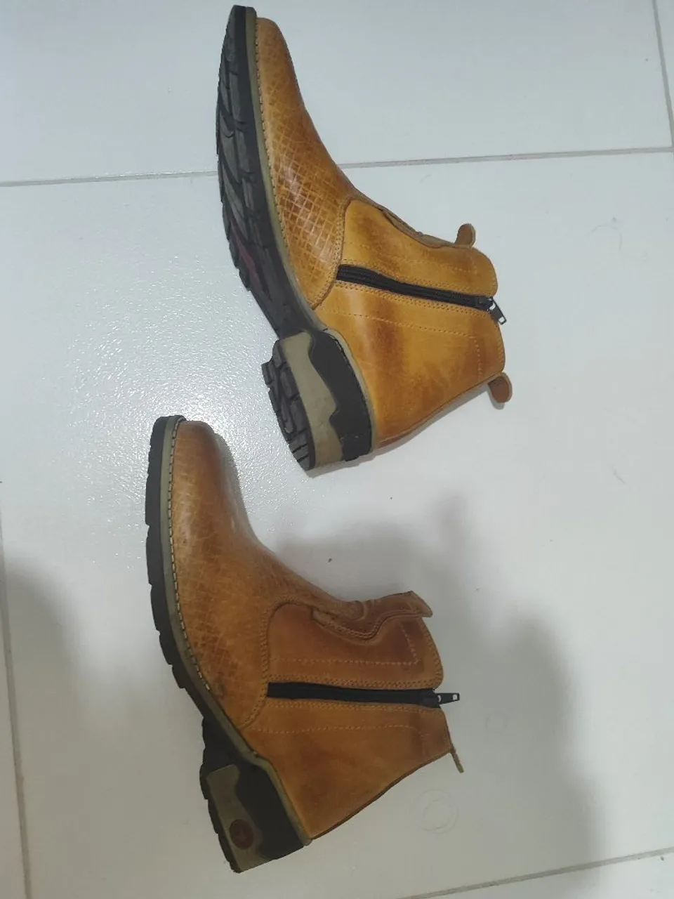 Botas de Couro Marrom com Zíper - Conforto e Estilo