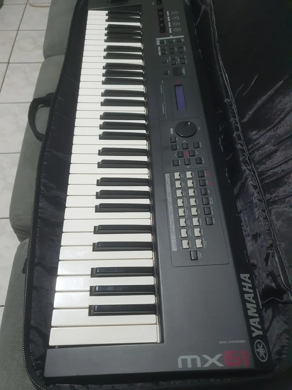 Teclado Yamaha MX61 Music Synthesizer