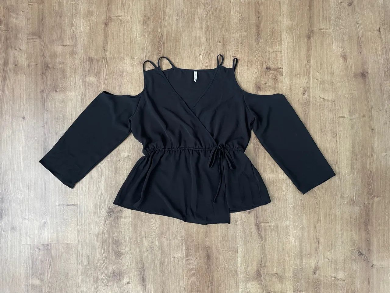 Blusa preta com decote ombro a ombro tam G Aishty