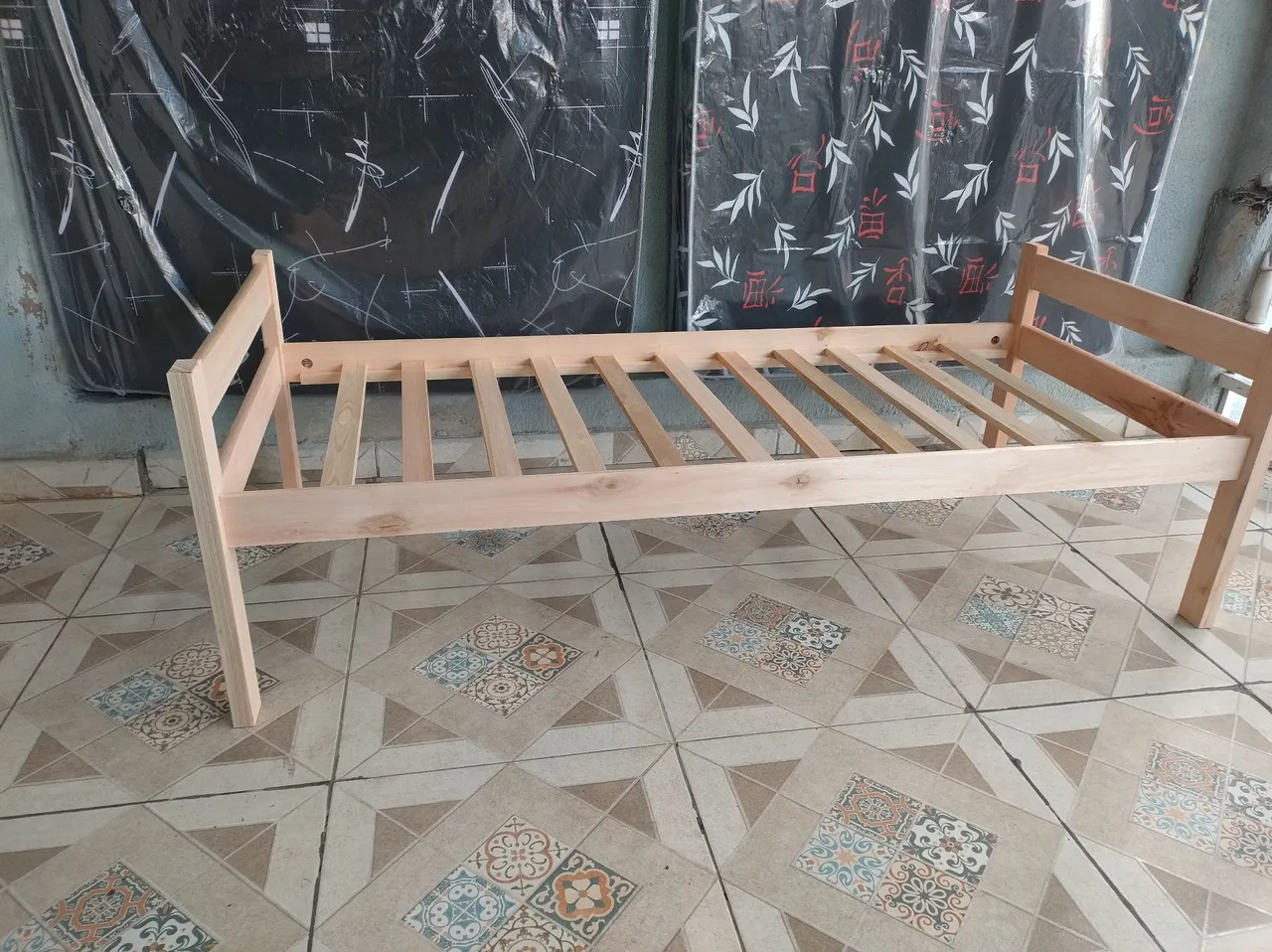 Cama de solteiro em madeira maciça 100 % eucalipto