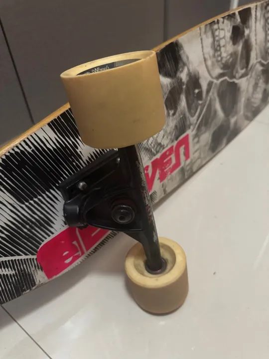 Skate Longboard com estampa de caveiras - Foto 3