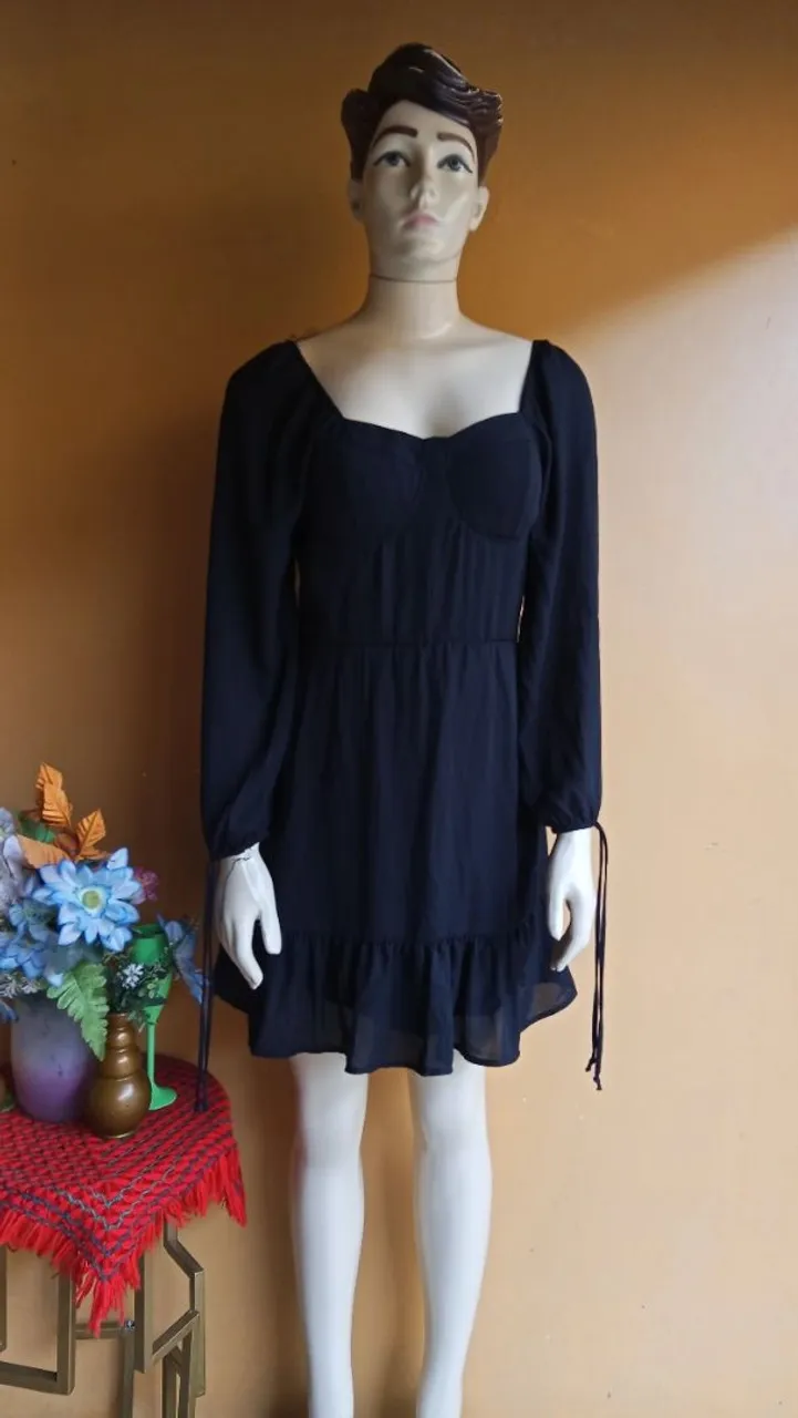 Vestido preto com mangas longas e detalhes