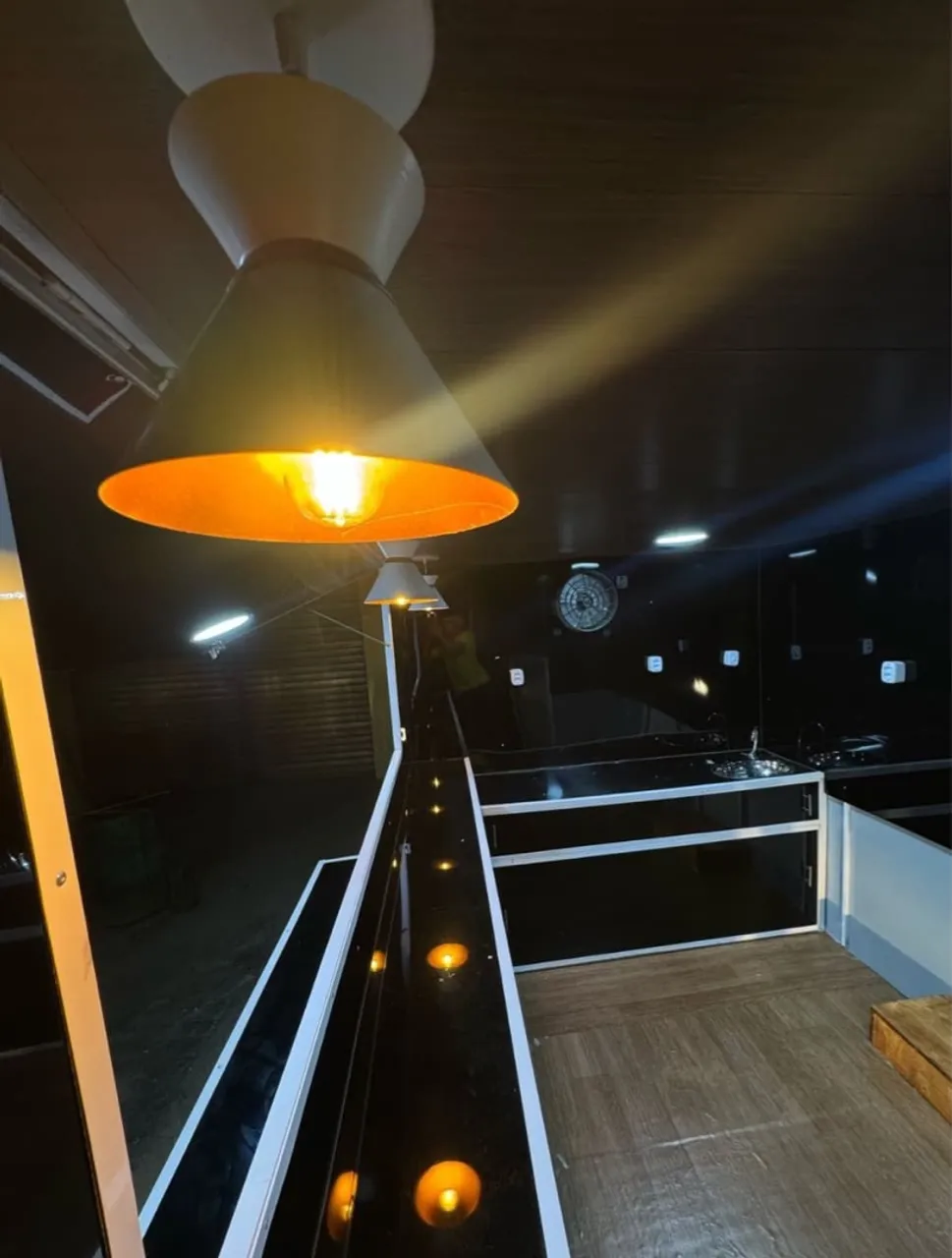 Trailer Gourmet Moderno e Iluminado