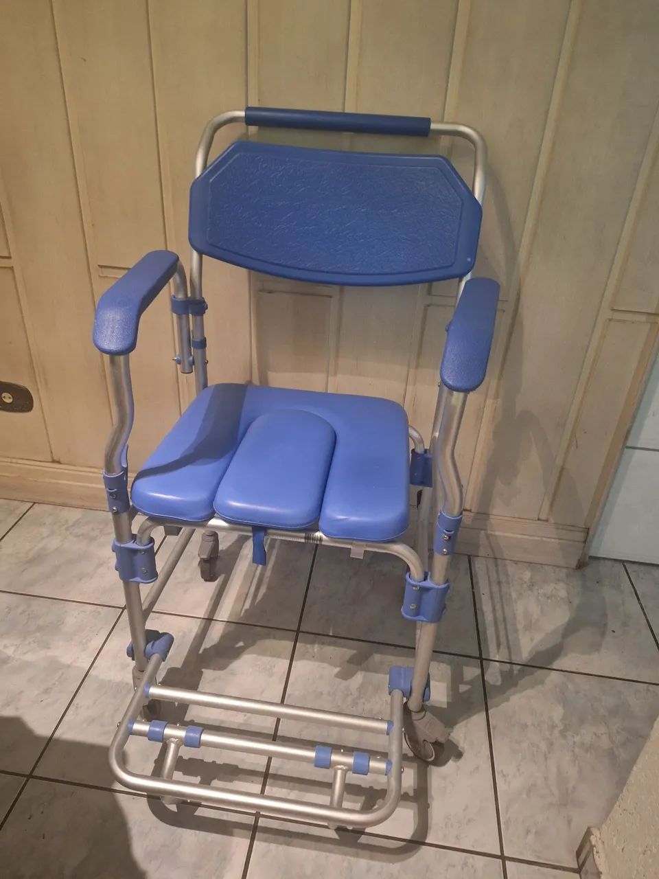 Cadeira para banheiro e banho de idoso D60 - Foto 4
