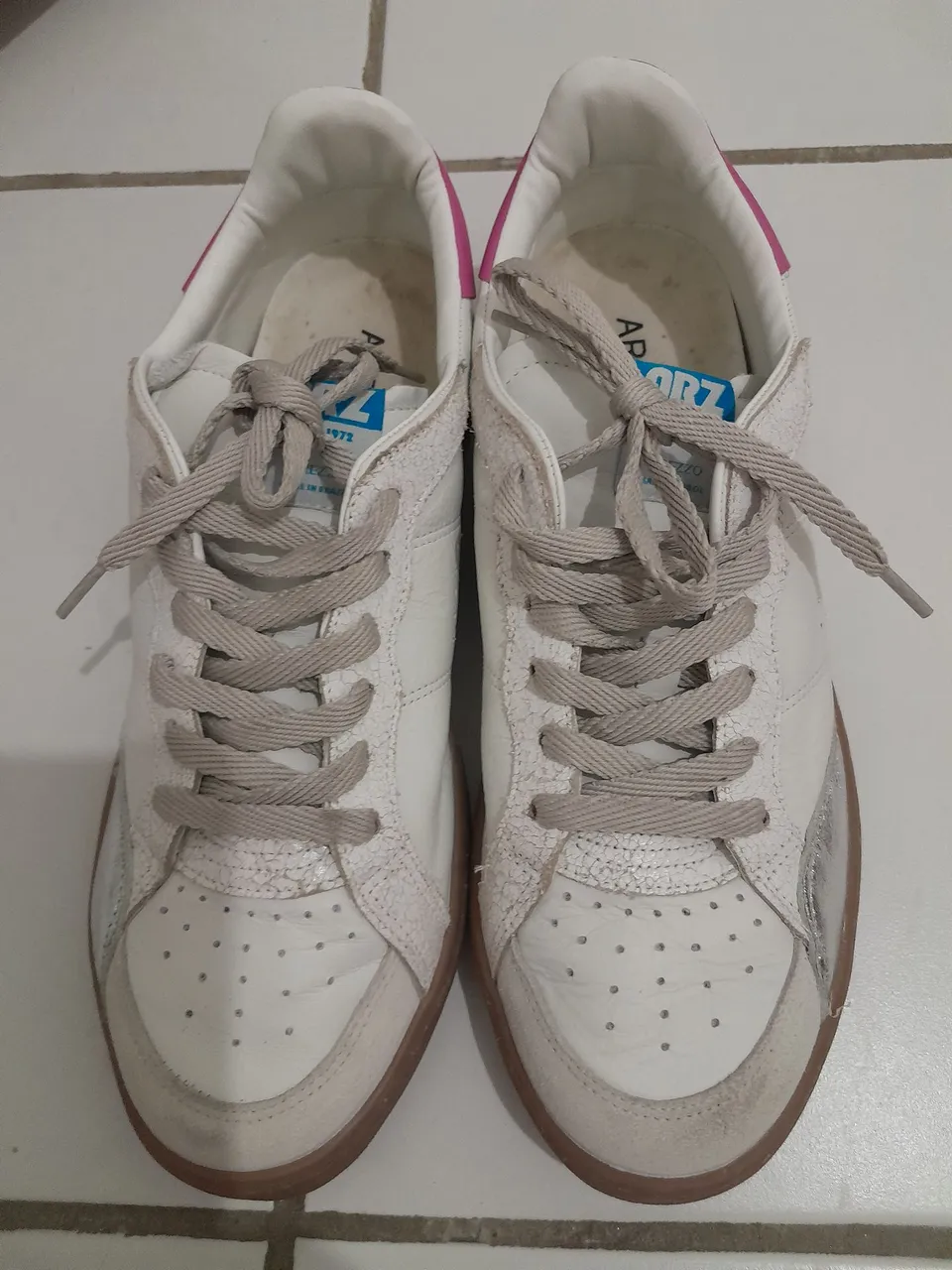 Tênis Casual Branco com Detalhes