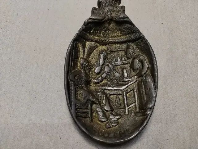 Antiga Colher Decorativa Em Bronze. Peça Assinada Holanda. - Foto 2