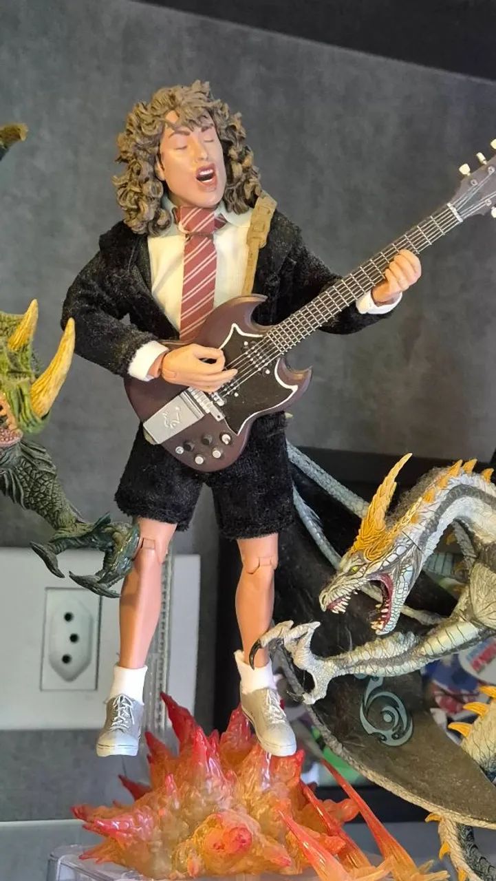 Boneco Action Figure do Angus Young do AC/DC - Hobbies e coleções ...
