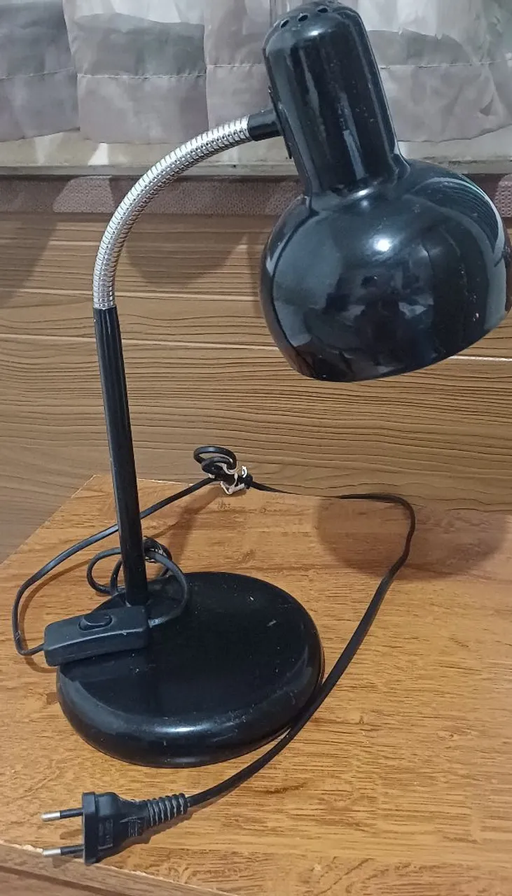 Luminária de Mesa com Haste Flexível