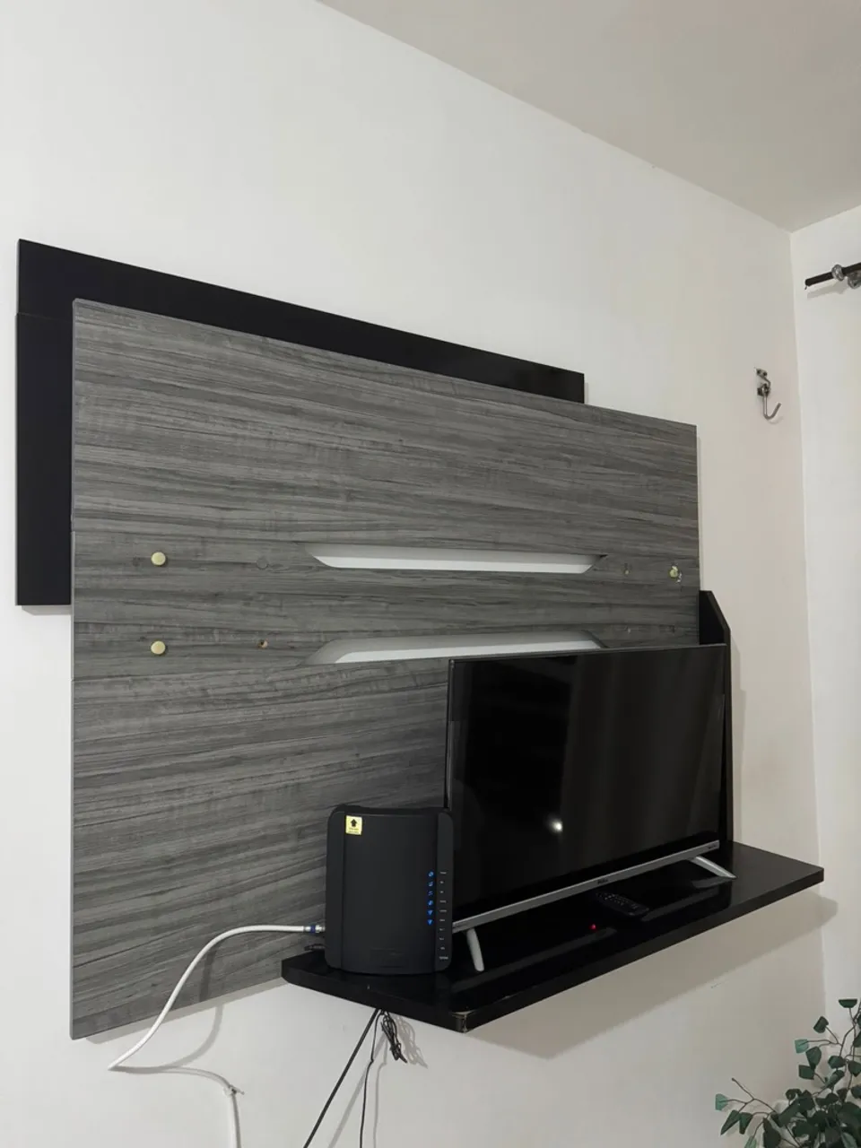 Painel para TV com Prateleira