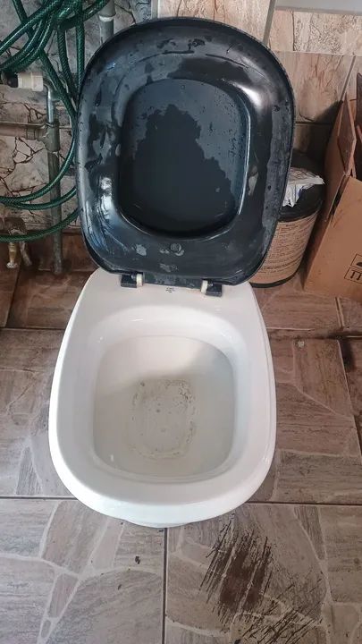 Lavatório com torneira mais um vaso sanitário  - Foto 3