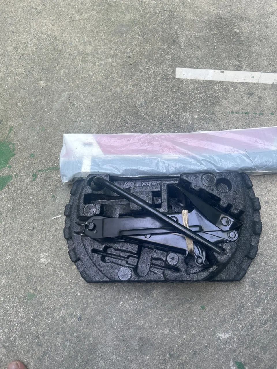 Macaco chave de roda triângulo e isopor do Fiat Mob novo - Foto 3