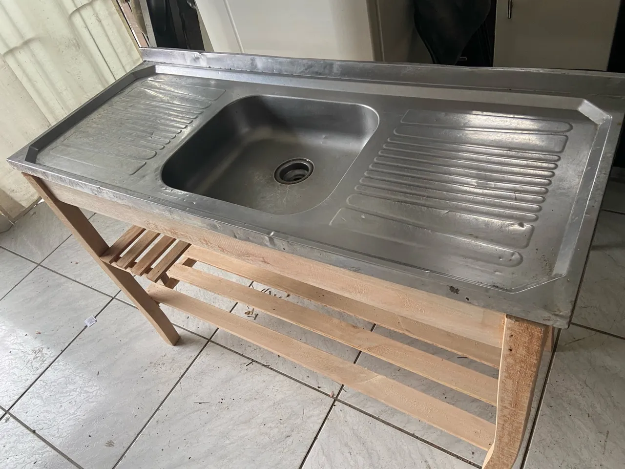Balcão de pia novo com tampa de inox usada