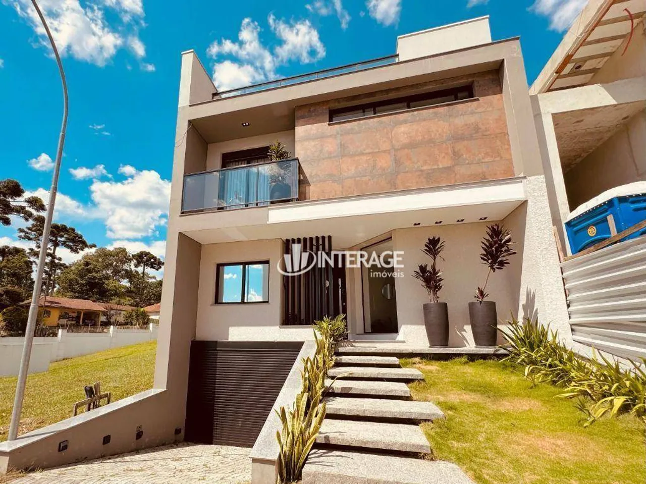 Casa com elevador e 4 quartos em Condomínio Fechado A venda, em Curitiba, Paraná.