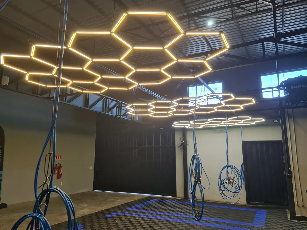 Colmeias com 13 células, luminárias Hexagonais LED