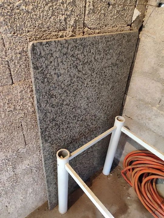 Mesa de granito com base branca em metal  - Foto 3