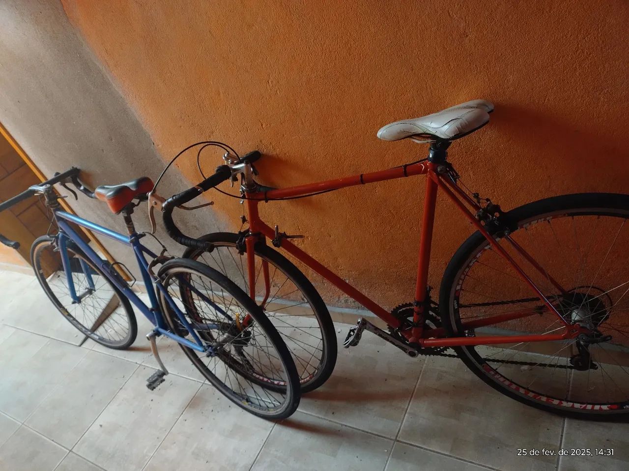 Duas bicicletas - uma azul e uma vermelha - m marchas