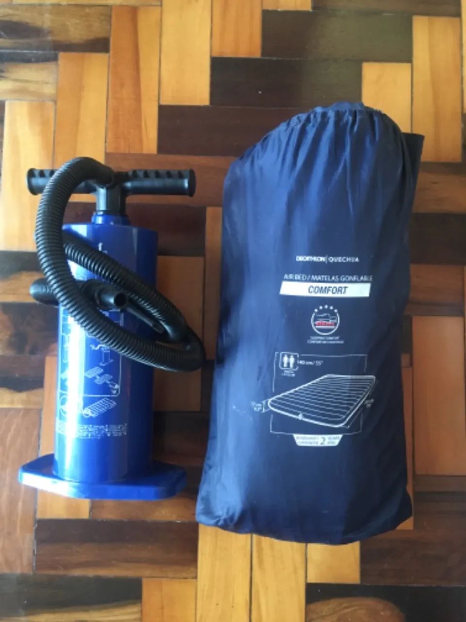 Colchão inflável e bomba Decathlon  - Foto 2