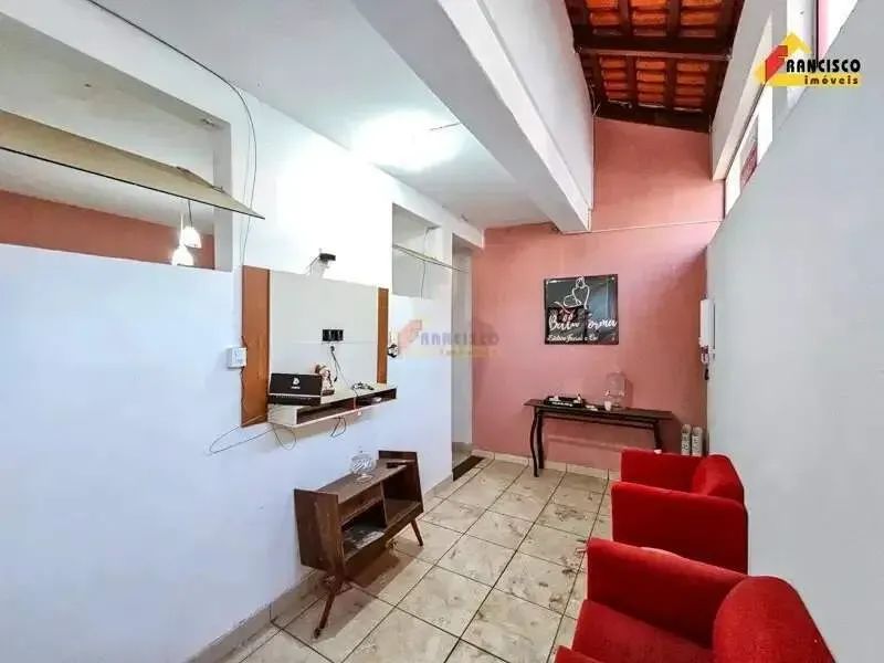 Casa comercial localizada no Centro