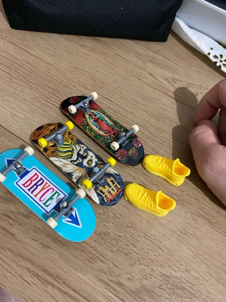 Três skates teck deck + par de tênis para dedos  - Foto 2