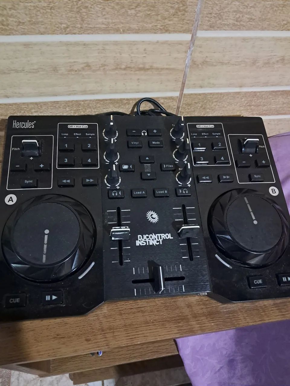 Mesa de DJ Hercules DJControl Instinct