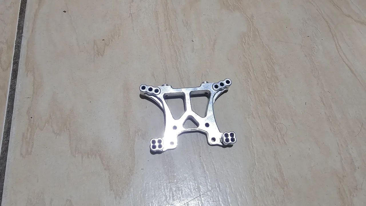 Suporte de amortecedor em alumínio Traxxas Slash 4x4 traseiro 
