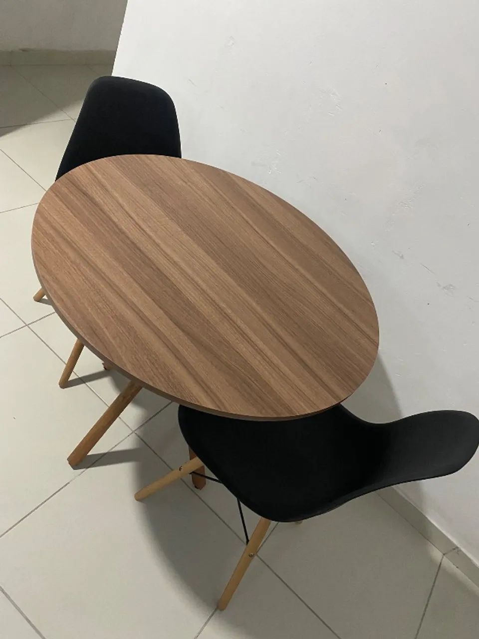 Mesa de jantar redonda + 2 cadeiras Eames Eiffel