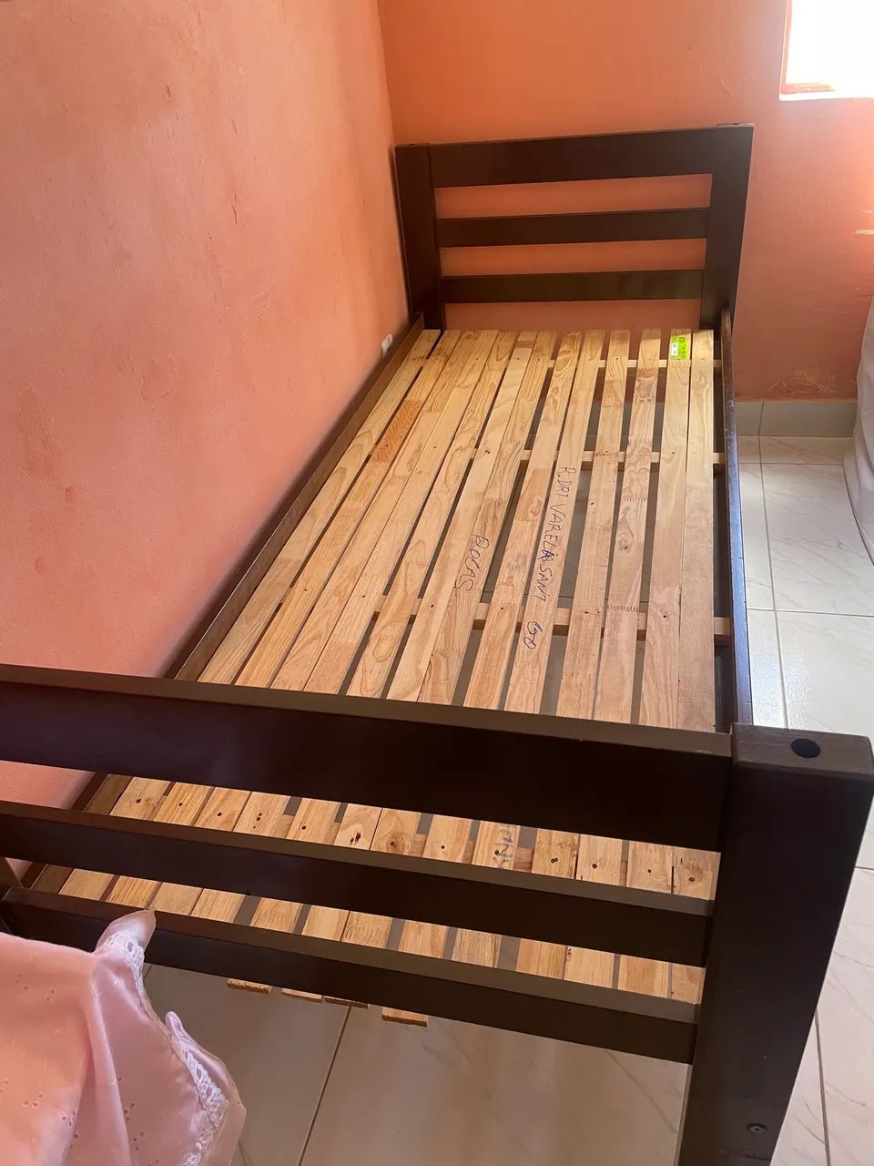 Cama de solteiro madeira