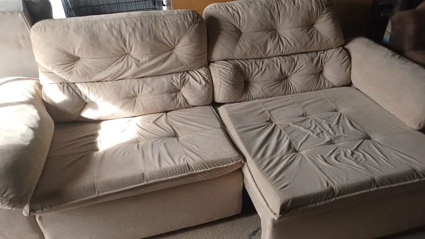 Sofá retrátil, reclinavel, cor creme, em bom estado. - Foto 2
