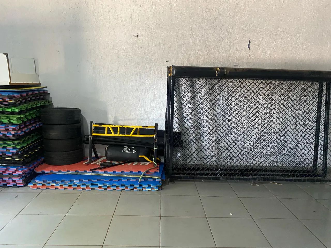 Tatame e grade de proteção 