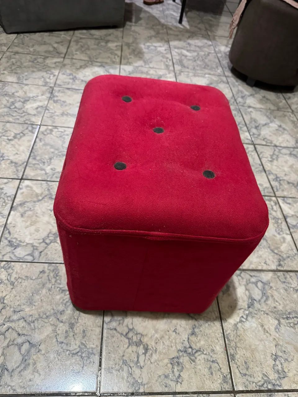 Vendo puff vermelho