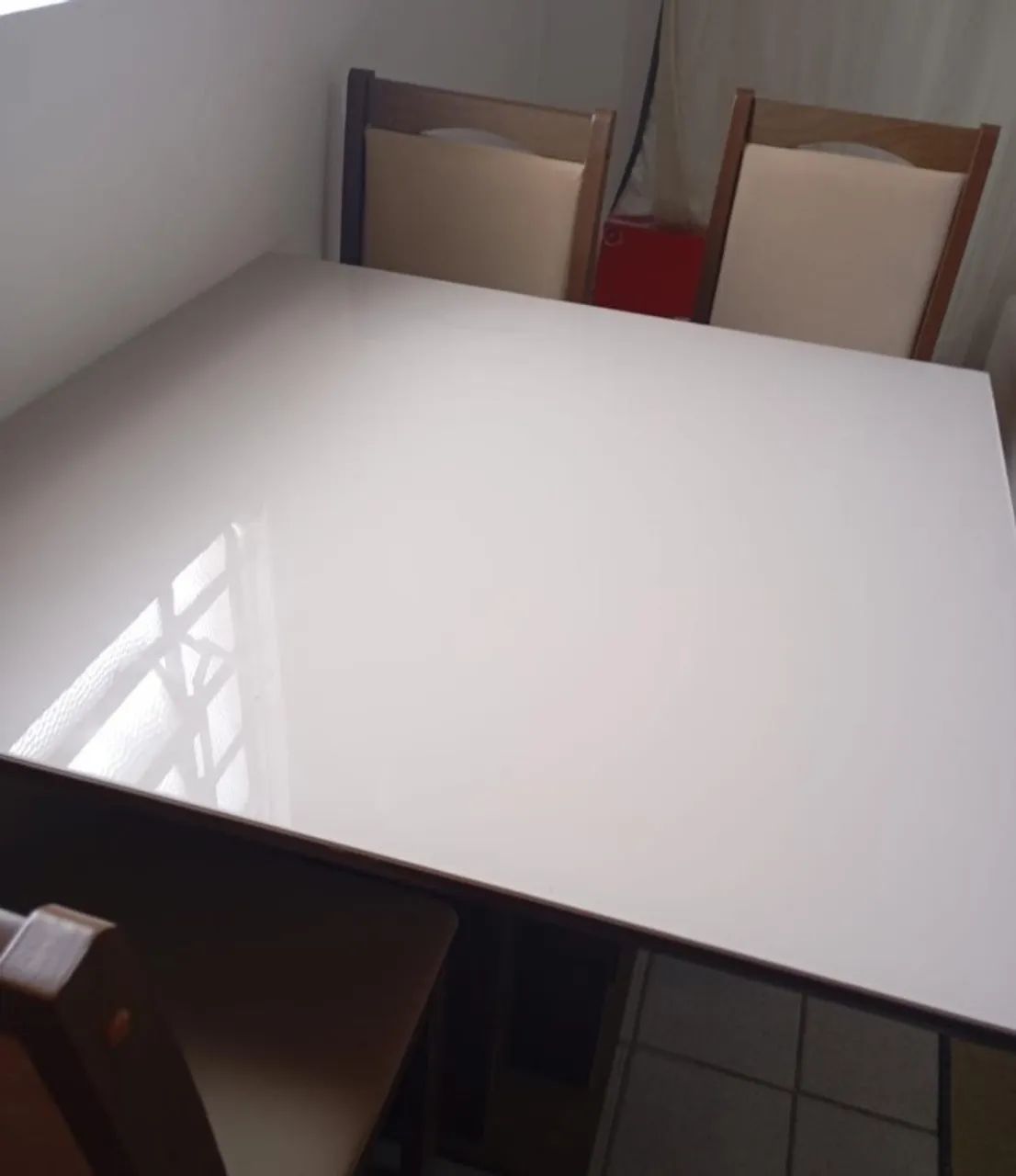 Mesa de jantar com vidro temperado e quatro cadeiras - Foto 3